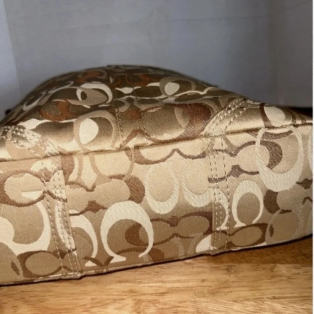 🍍Coach Chelsea Optic SignatureHobo Handbag Tan Brown EUC - Picture 11 of 17